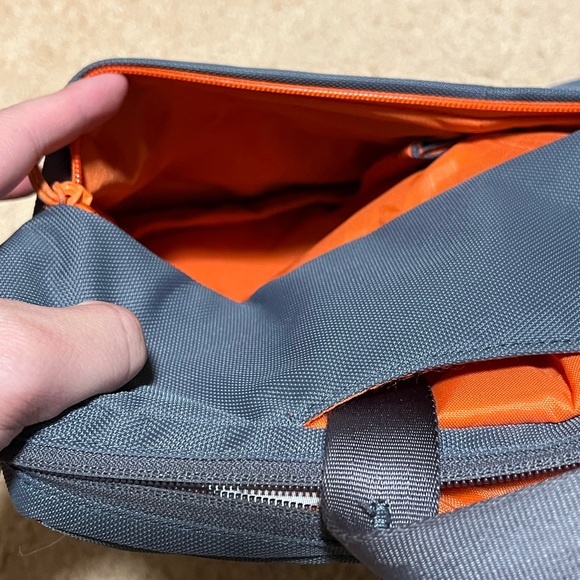 Incase Nylon Sling Sleeve for 15" MacBook Pro (Dark Grey/ Red Orange) - Picture 5 of 6